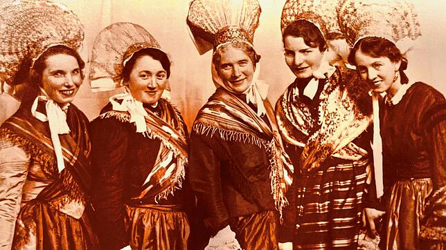 Sie waren die ersten fünf Alt-Stockacherinnen im &bdquo;Alten Kleid&ldquo;: (von links) Augusta Rettich, Frieda Lang, Maria Engstler, ...