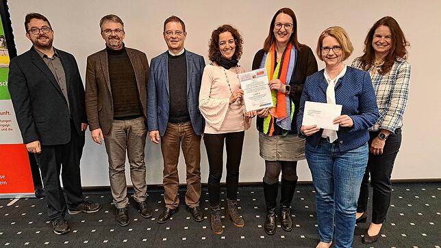 6. Platz: Der Förderverein Klettgau-Gymnasium gewinnt 1800 Euro. Von links: Markus Baier, OB Martin Gruner, Schulleiter Manfred ...