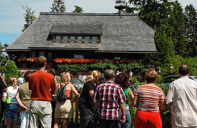 Zaungäste belagern im August 2004 das Heimatmuseum Hüsli im Kreis Waldshut, das damals Drehort einer Jubiläumssendung der ...