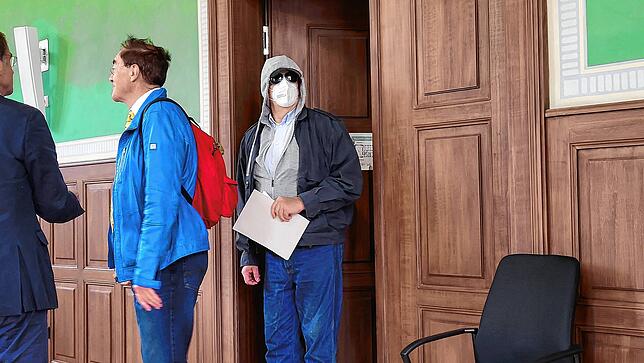 Der Angeklagte beim Betreten des Gerichtssaals im Amtsgericht Villingen-Schwenningen. Er hat sich mit Maske und Sonnenbrille unkenntlich ...