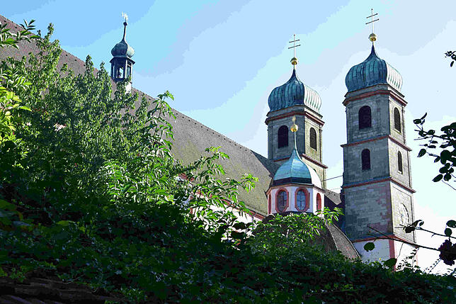 In den beiden Türmen des St. Fridolinsmünsters in Bad Säckingen schlagen heute sieben Glocken – einzig das Glöckchen im Dachreiterturm ...
