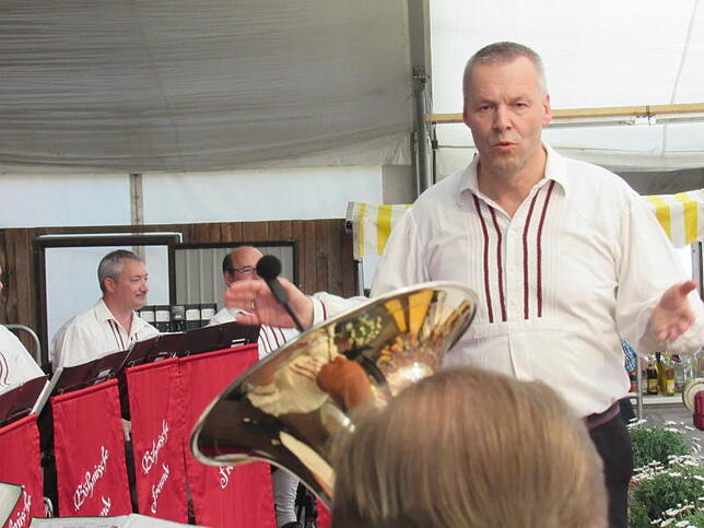 Willi Rösch ist ein Dirigent, der sein musikalisches Feingefühl an seine Musiker weiter gibt, wie beim Gögginger Bierfest.