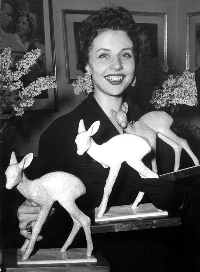 Sonja Ziemann mit drei Bambis 1953.
