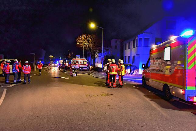 Rotes Kreuz, Malteser und ASB kümmern sich in einer Verletztensammelstelle um die Bewohner des brennenden Hauses.