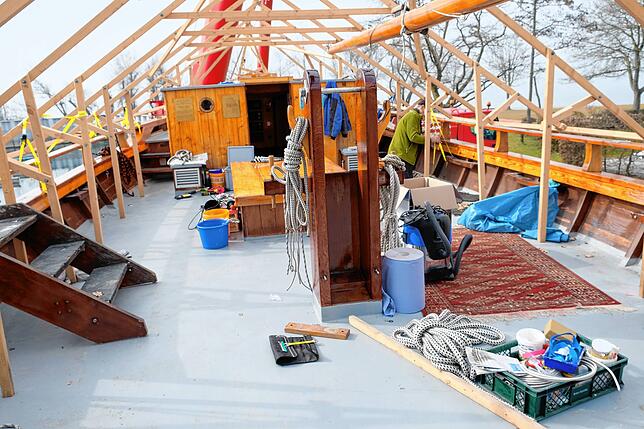 Das Deck erinnert immer noch an eine Werkstatt.