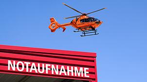 Der Schwerverletzte kam mit einem Rettungshubschrauber in die Klinik. (Symbolbild)