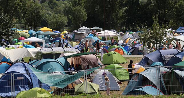 Der Campingplatz auf der angrenzenden Wiese war beim Reggaefestival rappelvoll.