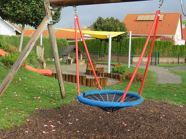 Deutlich älter als vier Jahre sind oft Jugendliche, die sich auf dem Spielplatz in der großen Breite aufhalten und Zigarettenkippen und ...