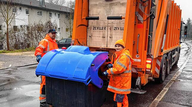 Oliver Reschke und Kevin Mayer von den Singener Stadtwerken sorgen Tag für Tag dafür, dass der Müll der Bürger in der Hohentwiel-Stadt ...