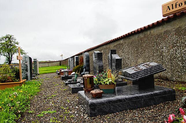 Urnengräber auf dem Friedhof von Rorgenwies dürfen laut Friedhofssatzung nicht komplett mit einem Stein verdeckt sein. In manchen Fällen ...