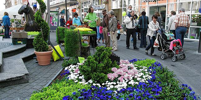 (Archivbild) Der Treffpunkt Konstanz hatte im Frühjahr 2009 zum verkaufsoffenen Sonntag auf der Marktstätte extra Blumenbeete und Bäume ...