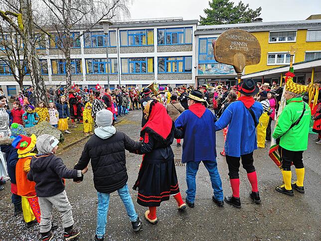 Bild 16: Schmotziger Dunschtig: Die Narren ziehen in Immenstaad durch die Straßen