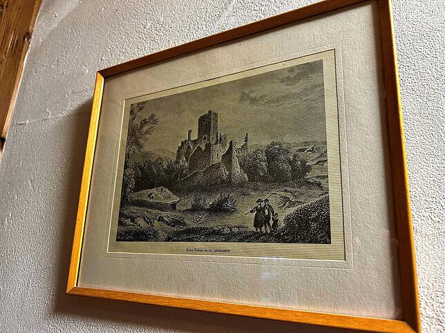 Im Haus erinnern viele Bilder an die Geschichte der Ruine Waldau. Erbaut wurde die einstige Burg im 13. Jahrhundert.