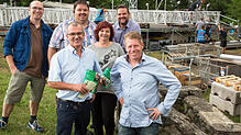 Ein bewährtes Team: Roman Mattheis, Thomas Obeth, Andy Weigold (hinten von links), Roland Frank und Iris Koch mit dem neuen ...