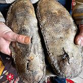 Die Stiefel aus Wildschweinrohhaut haben die Wanderung nicht so gut überstanden. Klek vermutet, dass er sie zu nah am Feuer getrocknet ...