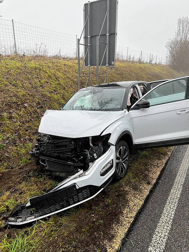 Eines der Unfallautos ist an der Böschung gelandet.