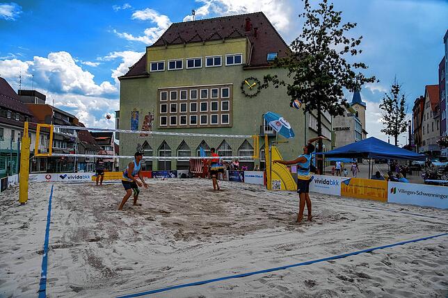 Direkt vorm dem Rathaus ist auf dem Marktplatz das zweite Spielfeld aufgebaut.