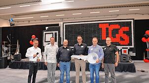 Bei der Schlüsselübergabe (von links): Jürgen Baumeister (Technischer Leiter FBW), Marco Sauter (Projektleiter FBW), Daniel Külling ...