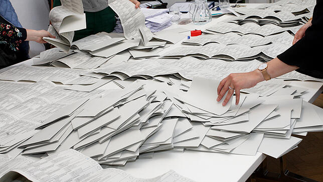 Stimmzettel-Meer bei der EU-Wahl 2019.