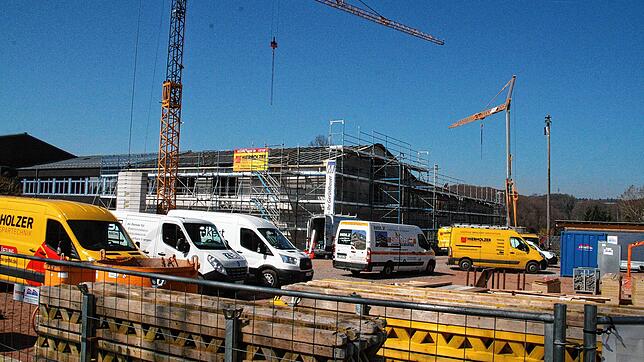 Blick auf eine Großbaustelle: Damit die Arbeiten am Umbau der Rickenbacher Grundschule weitergehen können, hat die Gemeindeverwaltung ...