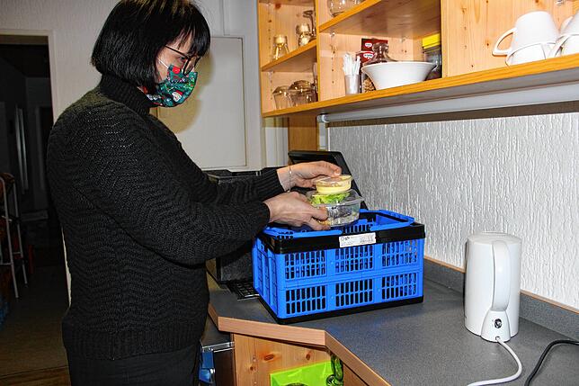 Zum Liefern: Natalia Stab packt im Gurtweiler Restaurant „Gaststube zur Schlücht“ fertige Speisen in Transportboxen, die ihr ...