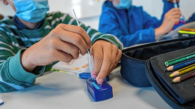 Unterricht nur mit Maske ab der Grundschule und nach Vorlage von Tests? Was in Baden-Württemberg gilt, muss auf der anderen Seite der ...