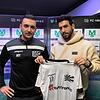 Tevfik Ceylan (rechts) trägt künftig wieder das Trikot des FC 08 Villingen. Darüber freut sich Chefcoach Marcel Yahyaijan.