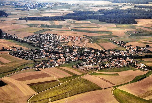 VS-Obereschach, wie es Anfang der 90er-Jahre aus der Luft aussah. Die Lücke im hinteren Bereich ist heute fast mit neuen Wohnhäusern ...