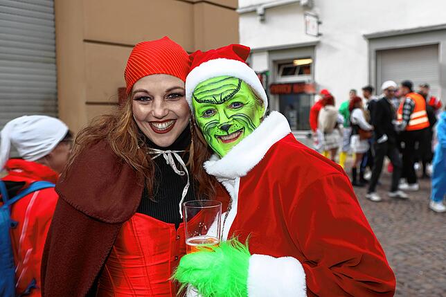 Bild 30: Buntes Treiben in den Gassen &ndash; Narren erobern bei der Straßenfastnacht die Stadt