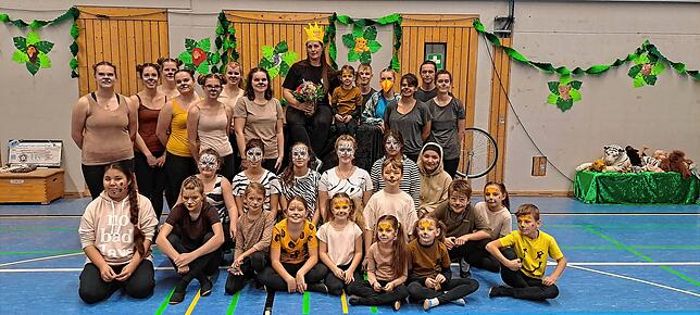 Bunt geschminkt präsentieren sich die erfolgreichen Sportlerinnen mit ihrer gekrönten Cheftrainerin Katja Gaißer (Mitte) mit einem ...