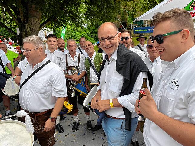 Mittendrin fühlt sich Singens Oberbürgermeister Bernd Häusler (mit Pulli) am wohlsten. Hier ist er umringt von den Musikern des ...