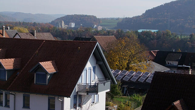 Nur einige Hundert Meter von der Ortsmitte Hohentengens entfernt könnte beim Kieswerk Weiach (im Hintergrund) eine Oberflächenanlage für ...