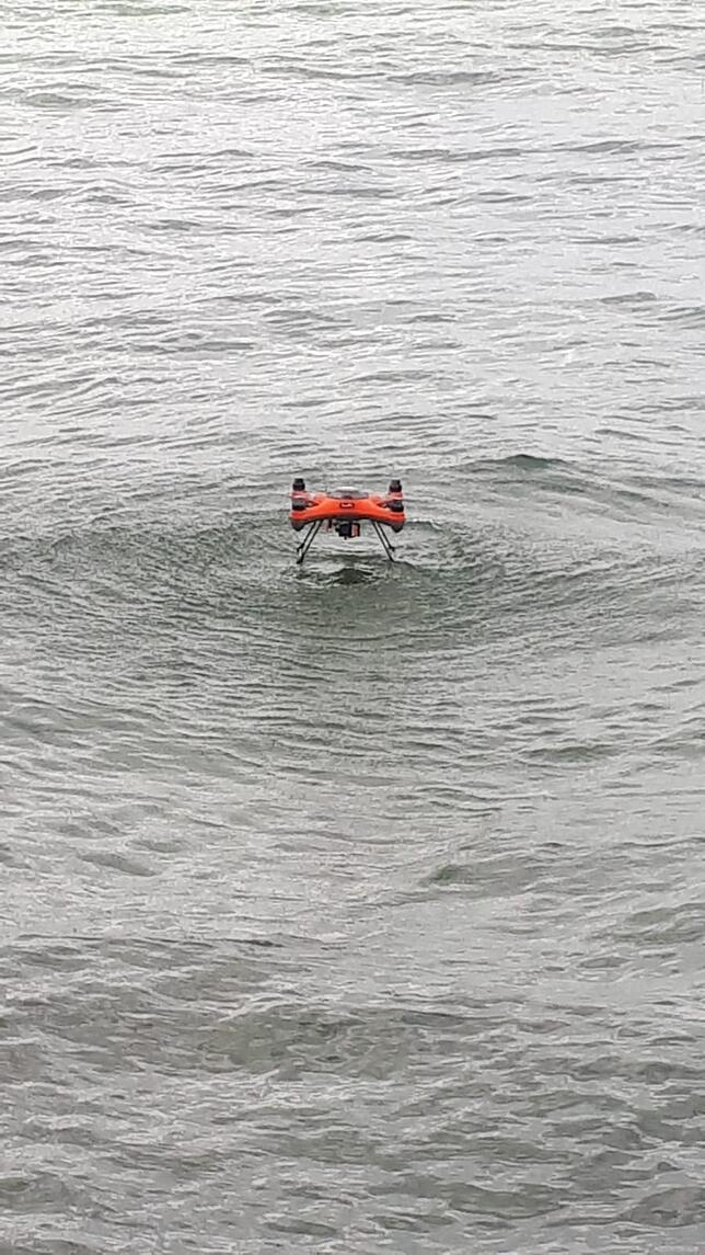 Ein Vorteil des Fluggeräts: Es ist wasserdicht und schwimmfest.