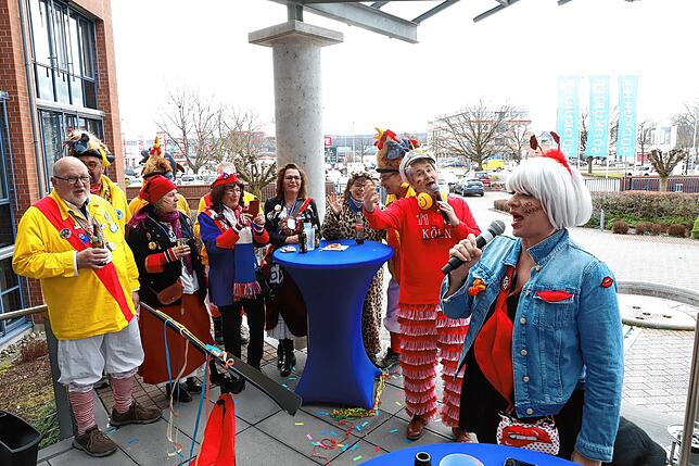 Kölle trifft Konstanz: Antje von Konstanz (rechts) und Fred K. Isenberg (Zweiter von rechts) bringen Kölner Karneval zum SÜDKURIER und ...
