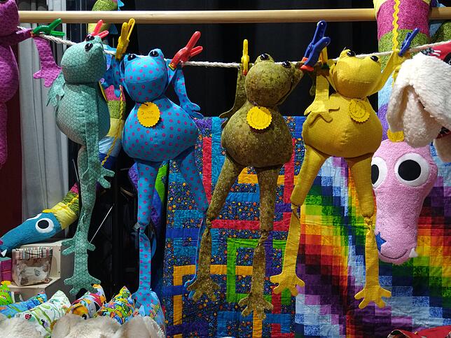 Bunte Frösche, die sich auch gut als Weihnachtsgeschenk machen würden.