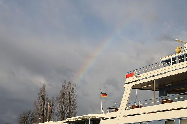 Als die Fähre vorübergehend den Betrieb einstellte, kam dieser Regenbogen.