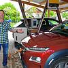 Bei ihm kommt der Strom nicht nur aus der Steckdose, sondern vom eigenen Dach: Andreas Gerlach lädt E-Autos mit selbst erzeugten Strom. ...