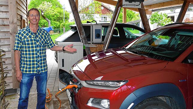 Bei ihm kommt der Strom nicht nur aus der Steckdose, sondern vom eigenen Dach: Andreas Gerlach lädt E-Autos mit selbst erzeugten Strom. ...