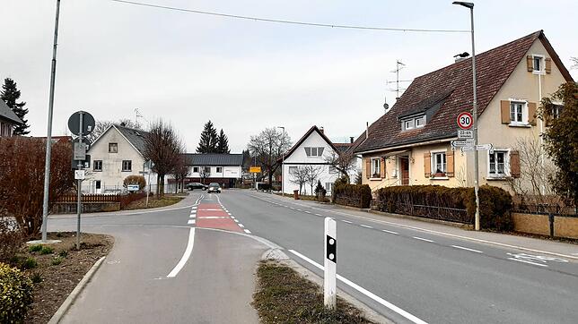 Die Markdorfer Straße in Neufrach: Laut dem Berater Wolfgang Wahl könnte hier in Zukunft ganztägig Tempo 30 gelten.