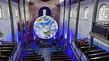 Die Gaia-Weltkugel bei der Präsentation in der evangelischen Stadtkirche Karlsruhe vor einigen Wochen. Bild: Ingo Günther