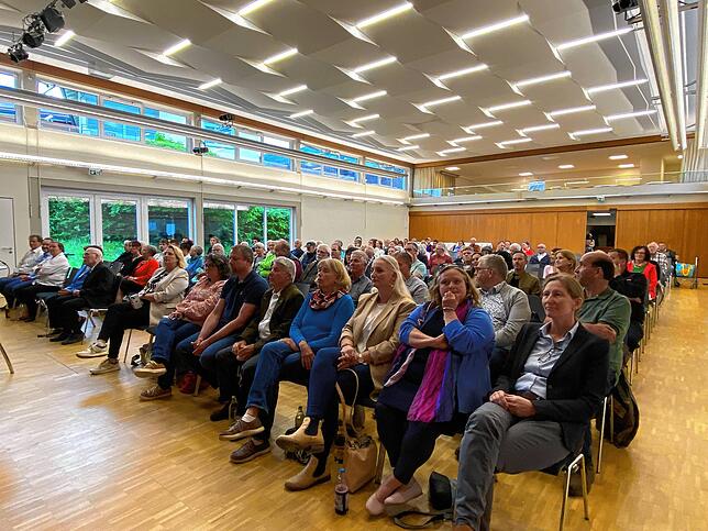 Im katholischen Gemeindezentrum fanden sich zahlreiche interessierte Bürgerinnen und Bürger zur Einwohnerversammlung von ...