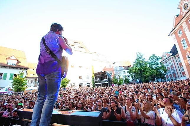 Bild 17: Open Air in Meersburg: Samu Haber verzaubert Fans
