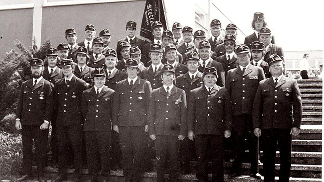 "So sah unsere Uniform in den 60er Jahren aus", sagt Siegfried Serden (erste Reihe, Fünfter von links). Er ist seit 57 Jahren Mitglied ...