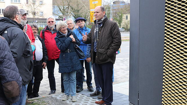 Genau so soll künftig die Cano-Fassade aussehen: Singens Oberbürgermeister Bernd Häusler beginnt seinen Stadtrundgang an der ...