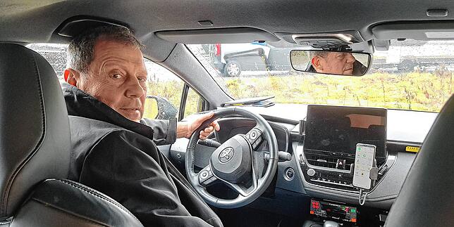 Hajo Mayr fährt viele Kunden und Stammkunden in seinem Taxi durch die Stadt und auch bis nach Singen. Einige Stammkunden sind wegen ...