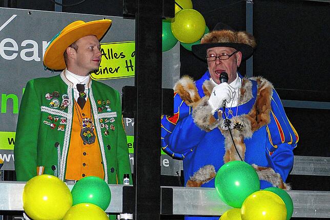 Auf dem Ansagewagen begrüßte Landvogt Ewald Hermann die vorbeiziehenden Narren gemeinsam mit dem Präsidenten der Bachrosen, Manuel ...