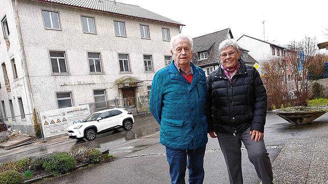 Die gebürtigen Allensbacher Ella Rothmund und Herbert Ehinger waren früher oft zu Gast im Adler (hinten). Die beiden 85-Jährigen ...