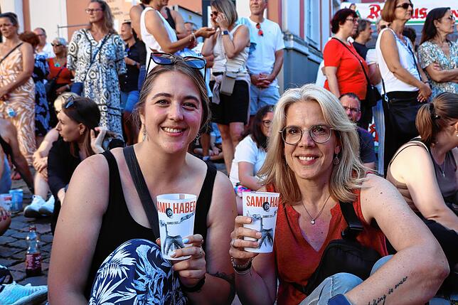 Vanessa Egg (links) und Daniela Bächinger sind aus der Schweiz angereist. Die geteilte Begeisterung für Samu Haber und Sunrise Avenue ...