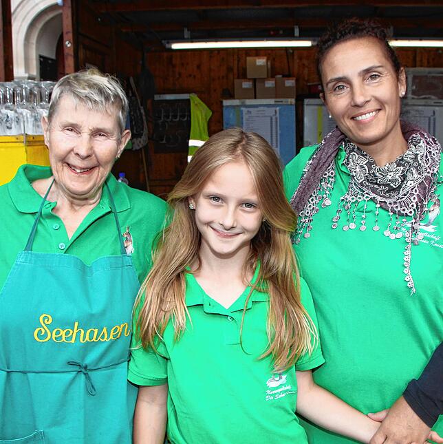 Bei den Seehasen haben Groß und Klein Spaß am Stand (von links): Kerstin Bergmann, Pauline und Christine Aichele. Die Neunjährige macht ...
