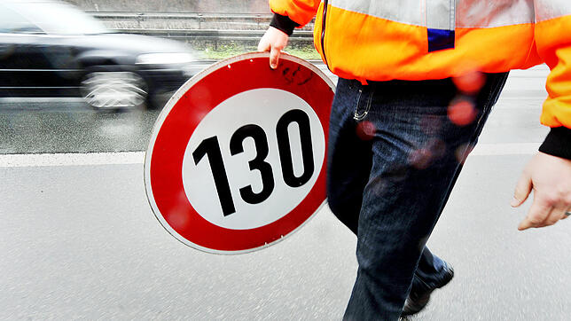 Ein flächendeckendes Tempolimit auf Autobahnen wird es nach Auffassung der Bundesregierung nicht geben.